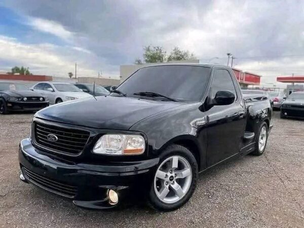 2001 Ford F-150 SVT Lightning - High-Performance Truck for Sale! - Image 3