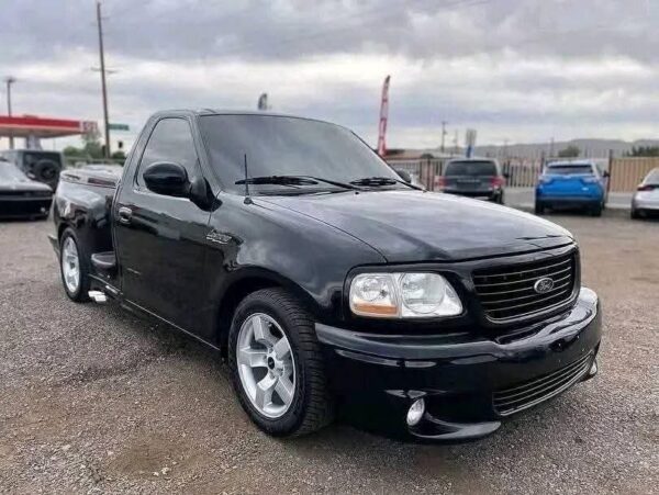 2001 Ford F-150 SVT Lightning - High-Performance Truck for Sale! - Image 2
